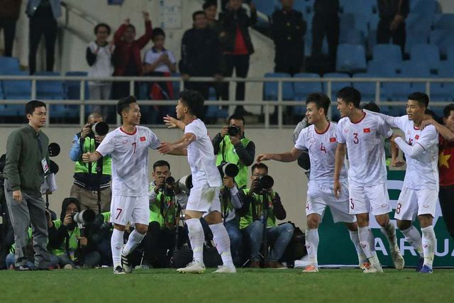 Việt Hưng (tr&aacute;i) ghi