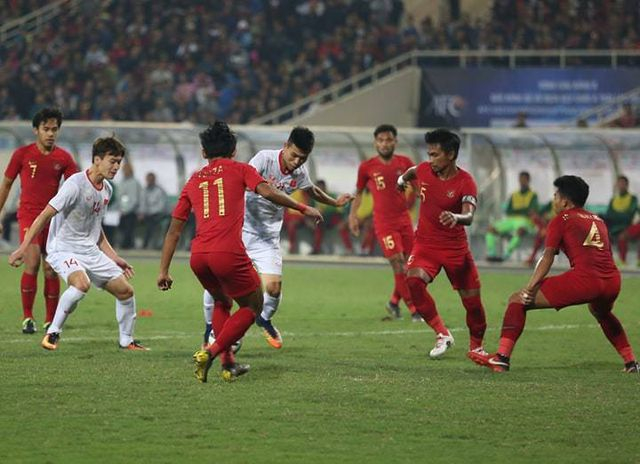 U23 Indonesia thường xuy&ecirc;n sử dụng số đ&ocirc;ng để ph&ograve;ng thủ.