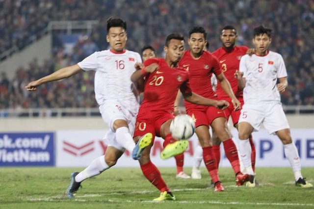 Th&agrave;nh Chung (tr&aacute;i) thường xuy&ecirc;n l&ecirc;n tham gia tấn c&ocirc;ng.