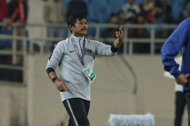 HLV U23 Indonesia cũng kh&ocirc;ng thể ngồi y&ecirc;n theo d&otilde;i học tr&ograve; thi đấu.