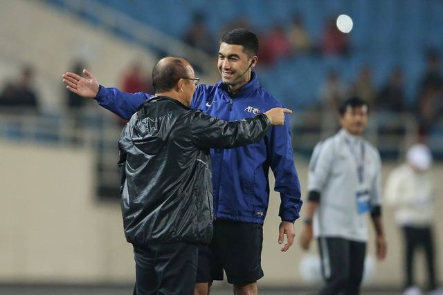 Trọng t&agrave;i nhắc nhở huấn luyện vi&ecirc;n Park Hang Seo kh&ocirc;ng ra qu&aacute; s&aacute;t bi&ecirc;n.