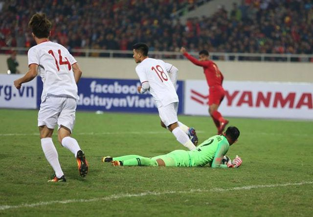 Thủ th&agrave;nh Marinus của U23 Indonesia bắt gọn b&oacute;ng.