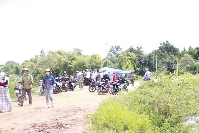 Lượng chức năng c&ugrave;ng người d&acirc;n đ&atilde; t&igrave;m thấy thi thể nữ sinh ở dưới hồ nước thủy lợi.