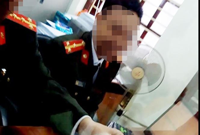 Cận cảnh c&aacute;n bộ ph&ograve;ng quản l&yacute; XNC Bắc Giang &ldquo;l&agrave;m luật&rdquo;