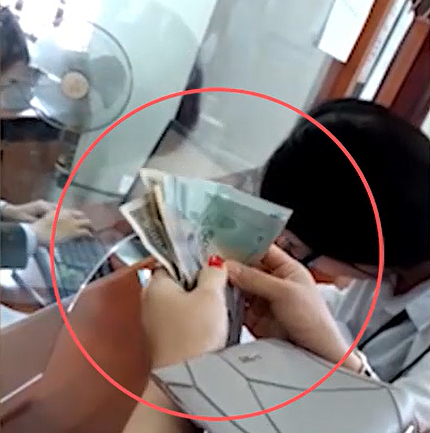 Cảnh người d&acirc;n đưa tiền l&agrave;m hộ chiếu nhanh cho c&aacute;n bộ Bắc Giang