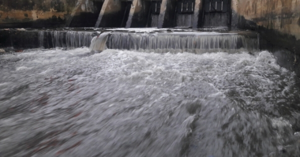 Nước thải đen ngòm ào ào tấn công biển Đà Nẵng, người dân và du khách tá hỏa tháo chạy