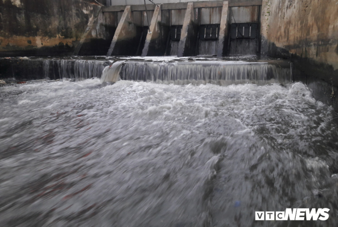 Nước thải đen ng&ograve;m, h&ocirc;i thối &agrave;o &agrave;o đổ ra biển Mỹ Kh&ecirc;.&nbsp;