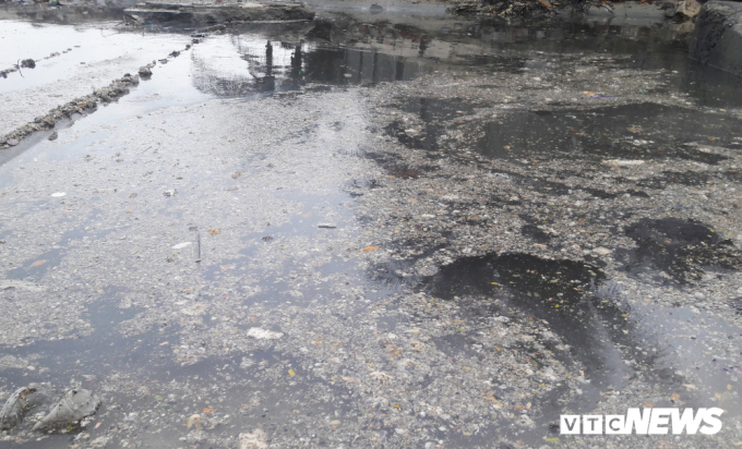 Nước thải chứa đầy r&aacute;c v&agrave; chất v&oacute;n cục như mỡ động vật bốc m&ugrave;i h&ocirc;i khủng khiếp.&nbsp;&nbsp;