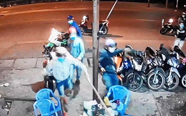 Nh&oacute;m c&ocirc;n đồ cầm hung kh&iacute; x&ocirc;ng v&agrave;o qu&aacute;n ốc của chị Kim A.