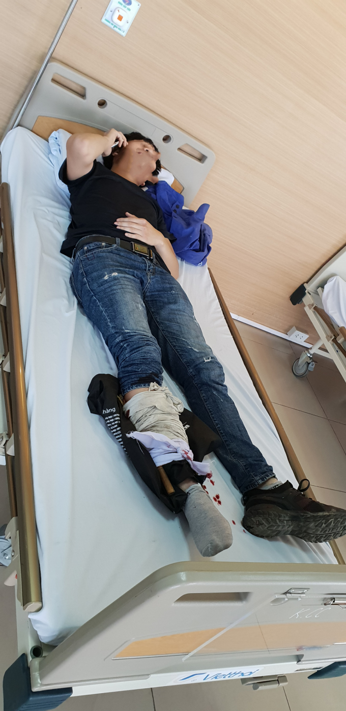 Bệnh nh&acirc;n được người d&acirc;n đi đường sơ cứu qua v&agrave; cho v&agrave;o viện nằm chờ kh&ocirc;ng được cấp cứu v&igrave; chưa nộp viện ph&iacute;.