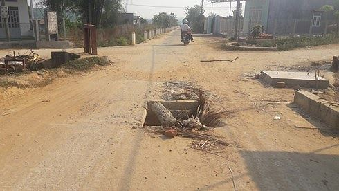 &ldquo;Hố tử thần&rdquo; nằm giữa đường như bẫy người tham gia giao th&ocirc;ng