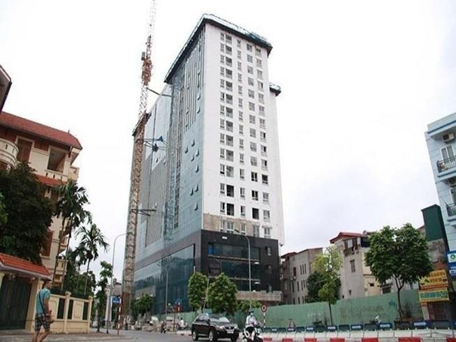 Cao ốc 8B - L&ecirc; Trực, một trong những c&ocirc;ng tr&igrave;nh nh&agrave; ở cao tầng c&oacute;&nbsp;sai phạm x&acirc;y dựng&nbsp;khủng, tồn tại nhiều năm nhưng chưa được H&agrave; Nội xử l&yacute; dứt điểm.