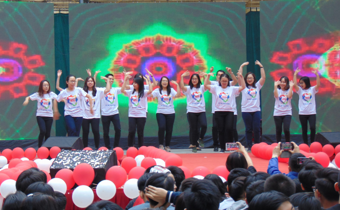 Tiết mục văn nghệ của c&aacute;c thầy, c&ocirc; gi&aacute;o Trường THCS Ng&ocirc; Sỹ Li&ecirc;n.