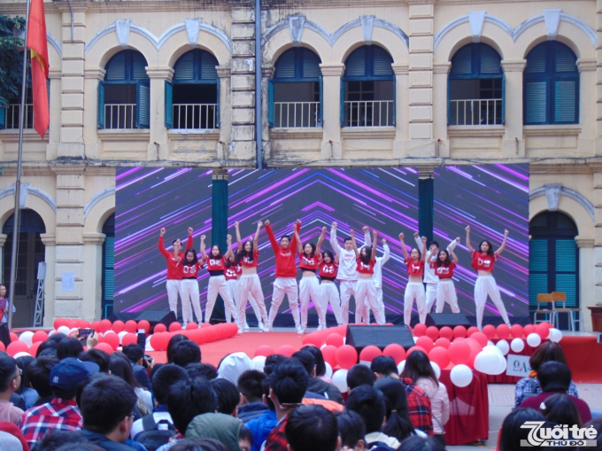 C&aacute;c tiết mục nhảy hiện đại gi&uacute;p bầu kh&ocirc;ng kh&iacute; s&ocirc;i nổi hơn.