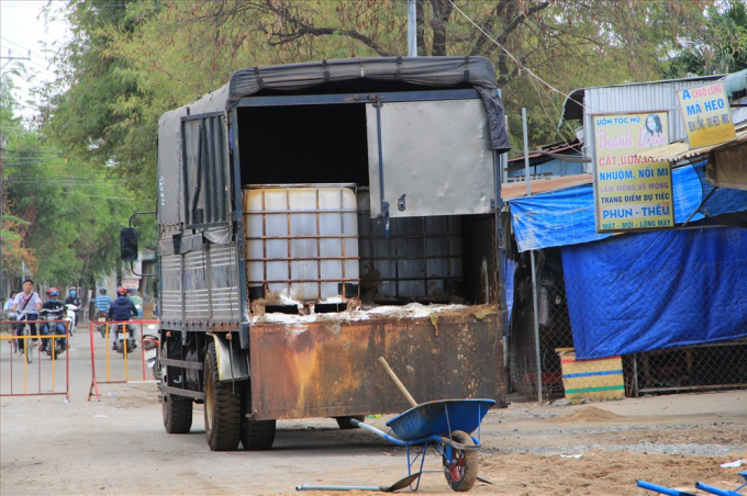 Tr&ecirc;n xe vẫn c&ograve;n nhiều th&ugrave;ng nhựa đựng axit.