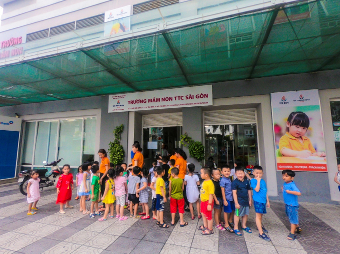 Tuy l&agrave;m căn hộ cấp trung nhưng dịch vụ của Carillon đầy đủ từ y tế, trường học, si&ecirc;u thị mini, nh&agrave; h&agrave;ng caf&eacute;, ph&ograve;ng gym&hellip;