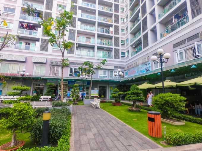 C&acirc;y cối, c&aacute;c mảng xanh được bố tr&iacute; rất h&agrave;i h&ograve;a ở nội khu