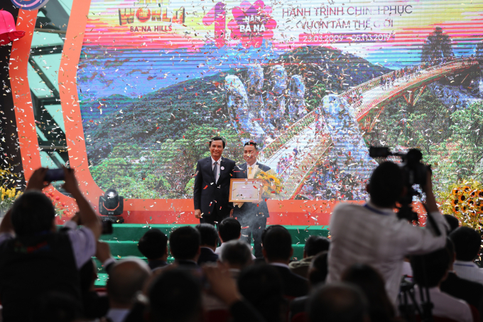 Ph&oacute; Chủ tịch&nbsp;UBND TP Đ&agrave; Nẵng Trần Văn Mi&ecirc;n (tr&aacute;i) trao tặng bằng khen cho &ocirc;ng Nguyễn L&acirc;m An - Gi&aacute;m đốc Sun World Ba Na Hills.