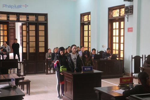 3 bị c&aacute;o trong vụ đ&aacute;nh ghen tại phi&ecirc;n t&ograve;a