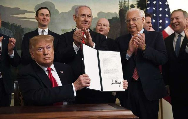 Tổng thống Trump k&yacute; sắc lệnh c&ocirc;ng nhận cao nguy&ecirc;n Golan thuộc chủ quyền của Israel ng&agrave;y 25/3. (Ảnh: Getty)