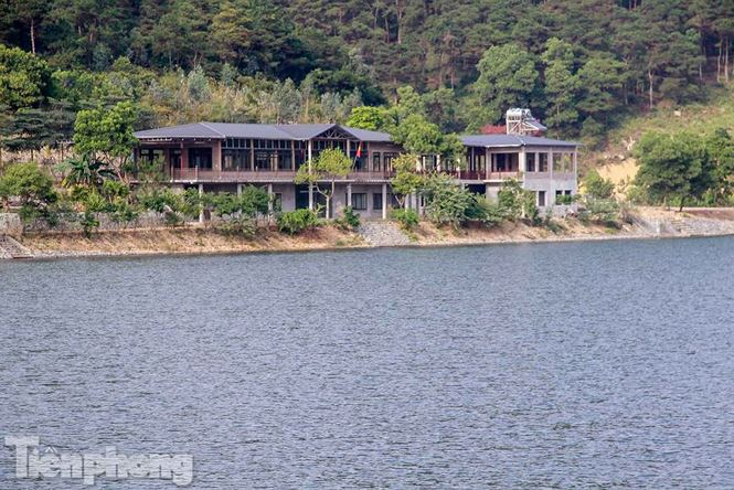 Đến năm 2017, UBND huyện S&oacute;c Sơn mới kiểm tra, r&agrave; so&aacute;t v&agrave; x&aacute;c định c&oacute; 555 c&ocirc;ng tr&igrave;nh vi phạm, nhưng kh&ocirc;ng ki&ecirc;n quyết xử l&yacute;. Tuy nhi&ecirc;n, theo kết luận thanh tra, con số c&ocirc;ng tr&igrave;nh vi phạm tr&ecirc;n thực tế lớn hơn rất nhiều. Chỉ t&iacute;nh ri&ecirc;ng ở 2 x&atilde; Minh Ph&uacute;, Minh Tr&iacute; v&agrave; khu vực ven 7 hồ lớn trong khu vực quy hoạch rừng, c&oacute; đến 797 c&ocirc;ng tr&igrave;nh vi phạm.