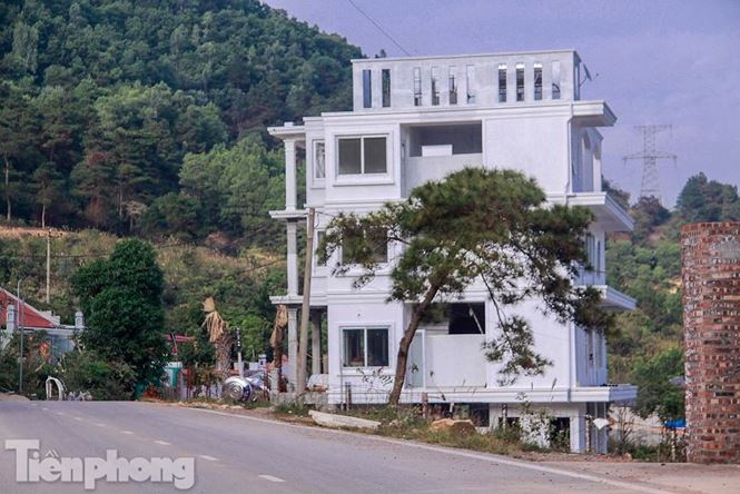 Cũng tại kết luận n&agrave;y, Thanh tra H&agrave; Nội đề nghị UBND TP giao UBND huyện S&oacute;c Sơn tổ chức cưỡng chế ngay đối với c&aacute;c&nbsp;c&ocirc;ng tr&igrave;nh vi phạm&nbsp;trật tự x&acirc;y dựng năm 2017-2018 trả lại nguy&ecirc;n trạng ban đầu.