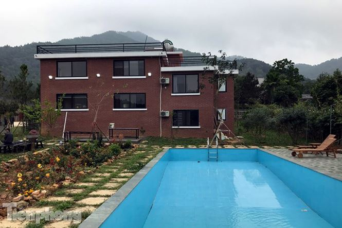 Một c&ocirc;ng tr&igrave;nh vi phạm tr&ecirc;n đất rừng S&oacute;c Sơn với nhiều hạng mục được x&acirc;y dựng, trong đ&oacute; c&oacute; cả bể bơi ngo&agrave;i trời.