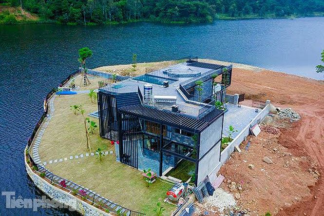 Thậm ch&iacute; c&oacute; trường hợp ngang nhi&ecirc;n san lấp mặt hồ để x&acirc;y dựng biệt thự khủng.