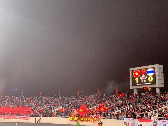 Một mầu đỏ rực tr&ecirc;n s&acirc;n Mỹ Đ&igrave;nh. Ảnh Hữu Phương.
