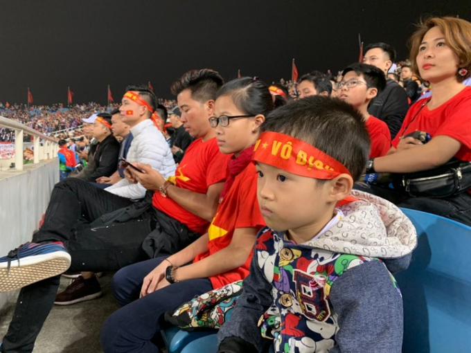 Cổ động vi&ecirc;n nh&iacute; lo lắng trước sự tấn c&ocirc;ng như vũ b&atilde;o của tuyển Th&aacute;i Lan. Ảnh Phương Hữu.