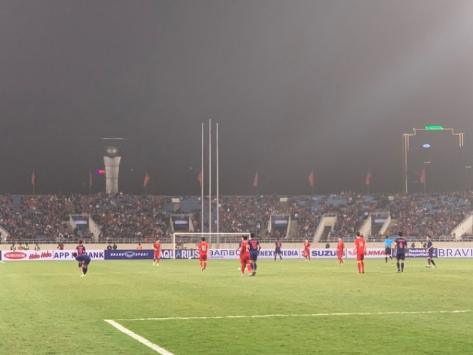 Trận quyết chiến giữa tuyển Việt Nam - Th&aacute;i Lan diễn ra tr&ecirc;n s&acirc;n Mỹ Đ&igrave;nh. Ảnh Hữu Phương.