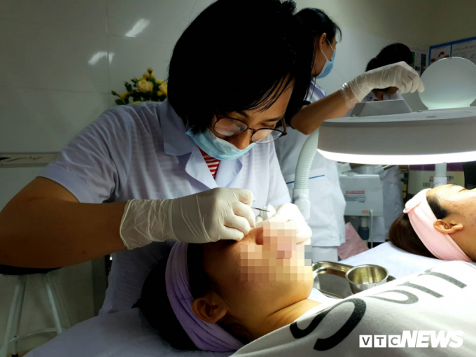 Điều trị cho những bệnh nh&acirc;n gặp biến chứng do lăn kim l&agrave;m đẹp rất phức tạp, tốn k&eacute;m nhiều thời gian, tiền bạc. (Ảnh: Phạm Qu&yacute;)&nbsp;