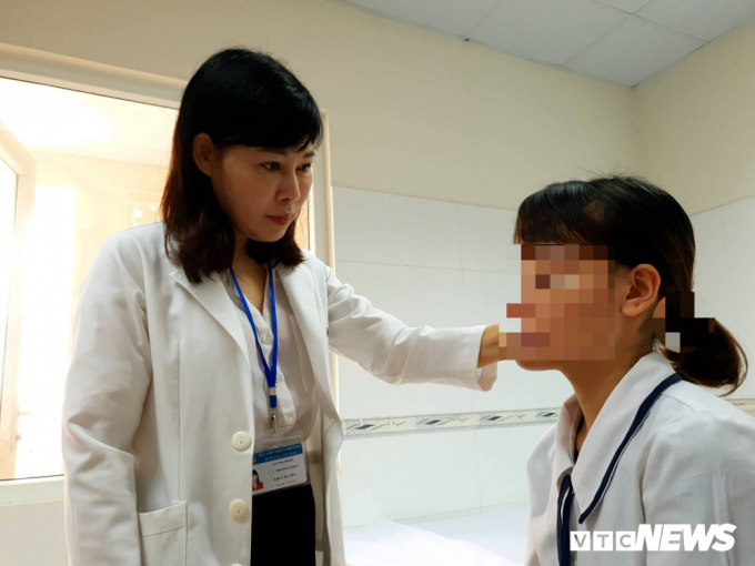 ThS. BS L&atilde; Thanh H&agrave; &ndash; Trưởng khoa Da liễu, Bệnh viện Tuệ Tĩnh đang kiểm tra tổn thương da tr&ecirc;n khu&ocirc;n mặt bệnh nh&acirc;n sau qu&aacute; tr&igrave;nh điều trị. (Ảnh: Phạm Qu&yacute;)