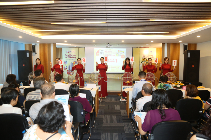 Chương tr&igrave;nh quay số được tổ chức c&ocirc;ng khai, minh bạch với sự tham gia của đ&ocirc;ng đảo kh&aacute;ch h&agrave;ng.