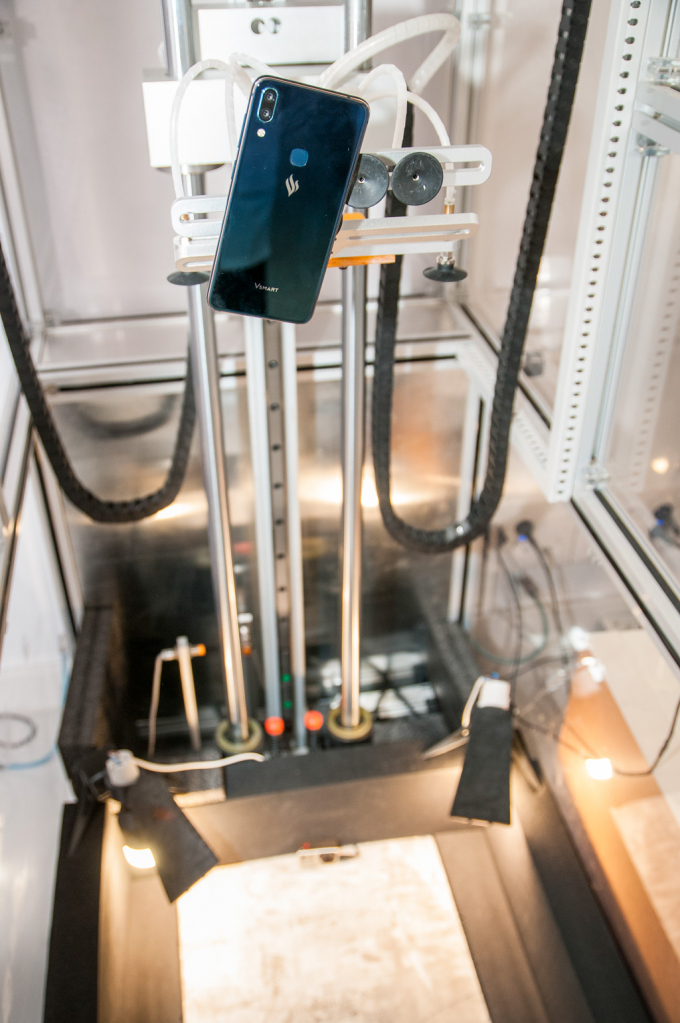 Quy tr&igrave;nh kiểm thử độ bền trong b&agrave;i test rơi vỡ l&agrave; một trong những b&agrave;i test độ bền khắc nghiệt nhất. Chiếc điện thoại Vsmart được hệ thống m&aacute;y tự động n&acirc;ng l&ecirc;n ở c&aacute;c độ cao kh&aacute;c nhau v&agrave; thả rơi xuống một mặt b&ecirc; t&ocirc;ng cứng để m&ocirc; phỏng qu&aacute; tr&igrave;nh người d&ugrave;ng đ&aacute;nh rơi m&aacute;y tr&ecirc;n mặt đường hay s&agrave;n nh&agrave;.