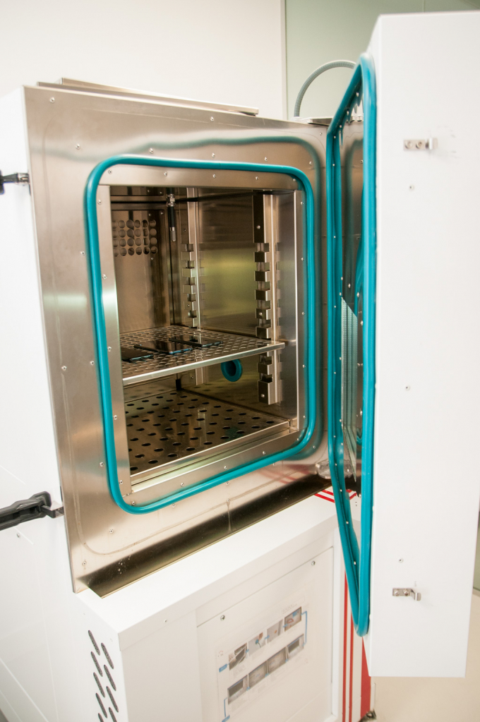 Vượt qua b&agrave;i test rơi vỡ, những chiếc điện thoại Vsmart tiếp tục được đưa v&agrave;o c&aacute;c b&agrave;i test m&ocirc;i trường khắc nghiệt như test sức kh&aacute;ng bụi, kh&aacute;ng ẩm v&agrave; kh&aacute;ng nhiệt. C&aacute;c b&agrave;i test n&agrave;y được tiến h&agrave;nh trong c&aacute;c buồng c&aacute;ch ly ph&oacute;ng bụi, gia nhiệt v&agrave; gia ẩm tối t&acirc;n nhằm m&ocirc; phỏng c&aacute;c biến đổi m&ocirc;i trường một c&aacute;ch s&aacute;t với thực tế nhất.