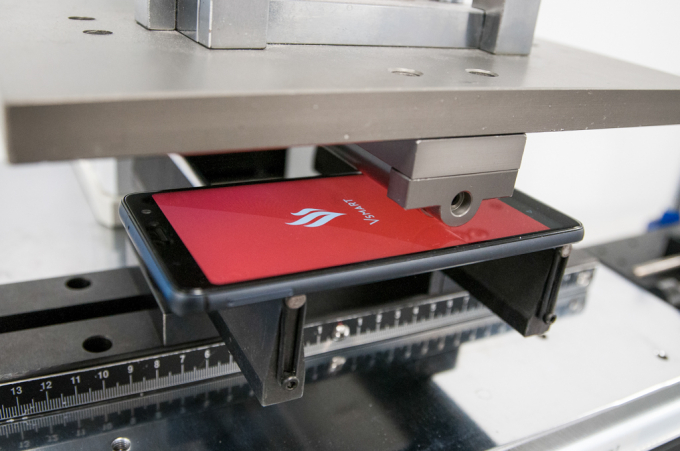 Sau c&aacute;c b&agrave;i test về m&ocirc;i trường, chiếc điện thoại Vsmart tiếp tục được thử th&aacute;ch về độ bền cơ kh&iacute; với b&agrave;i test &eacute;p-uốn. Qu&aacute; tr&igrave;nh n&agrave;y m&ocirc; phỏng những t&igrave;nh huống chiếc điện thoại phải &ldquo;chịu đựng&rdquo; khi ở trong t&uacute;i người d&ugrave;ng.