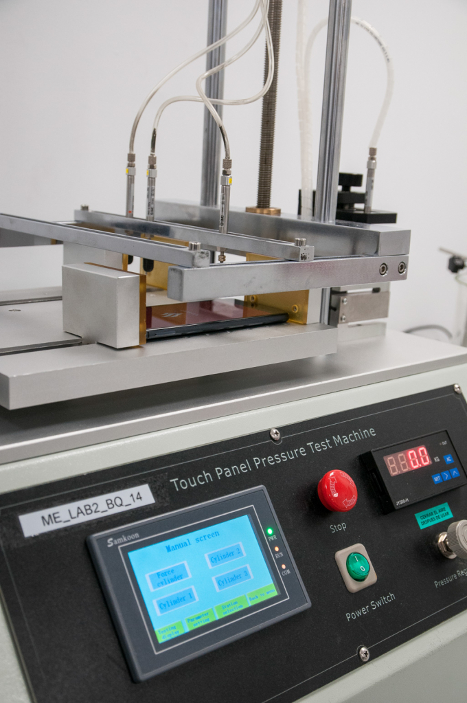 Sau khi vượt qua h&agrave;ng loạt c&aacute;c b&agrave;i test kiểm định độ bền cơ kh&iacute; v&agrave; khả năng chịu đựng m&ocirc;i trường khắc nghiệt, những chiếc điện thoại Vsmart tiếp tục được kiểm tra điện tử những t&iacute;nh năng quan trọng nhất của một chiếc điện thoại th&ocirc;ng minh, bao gồm m&agrave;n h&igrave;nh, camera, chất lượng t&iacute;n hiệu, độ an to&agrave;n ph&aacute;t xạ của s&oacute;ng điện thoại đối với người d&ugrave;ng&hellip;