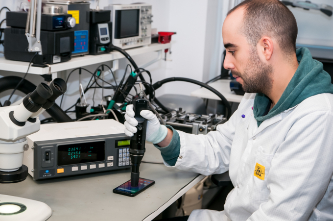 Độ s&aacute;ng, độ tương phản v&agrave; t&ocirc;ng m&agrave;u của m&agrave;n h&igrave;nh điện thoại Vsmart được kiểm tra kĩ lưỡng tới từng điểm ảnh qua hệ thống m&aacute;y qu&eacute;t m&agrave;n h&igrave;nh tối t&acirc;n trong lab BQ.