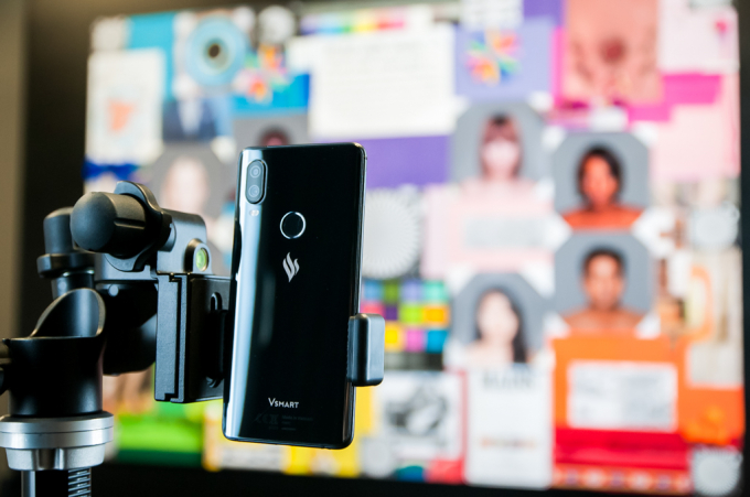 Camera điện thoại Vsmart được đặc biệt ch&uacute; trọng kiểm định v&agrave; tinh chỉnh trong lab camera ti&ecirc;u chuẩn của BQ, với khả năng m&ocirc; phỏng nhiều điều kiện &aacute;nh s&aacute;ng v&agrave; đối tượng chụp kh&aacute;c nhau. Qu&aacute; tr&igrave;nh kiểm định camera khắt khe n&agrave;y gi&uacute;p đem lại cho người d&ugrave;ng Vsmart những bức ảnh đẹp nhất c&oacute; thể trong nhiều ho&agrave;n cảnh m&ocirc;i trường kh&aacute;c nhau.