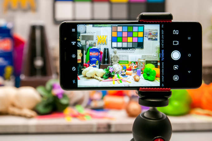 Kiểm tra khả năng t&aacute;i tạo m&agrave;u sắc của camera sau qua b&agrave;i test chụp c&aacute;c vật thể kh&aacute;c nhau v&agrave; tham chiếu với bảng c&aacute;c gam m&agrave;u chuẩn.