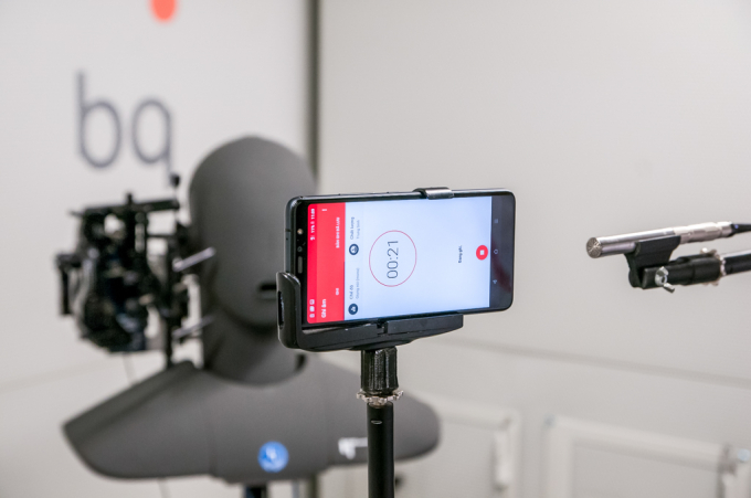 Hệ thống microphone v&agrave; hệ thống loa l&agrave; những bộ phận cốt l&otilde;i của một chiếc điện thoại, do đ&oacute; cũng được kiểm định chặt chẽ trong ph&ograve;ng lab audio tối t&acirc;n của BQ. Trong ảnh l&agrave; b&agrave;i kiểm định khả năng ghi &acirc;m của hệ thống microphone để so s&aacute;nh với hệ thống ghi &acirc;m tham chiếu.
