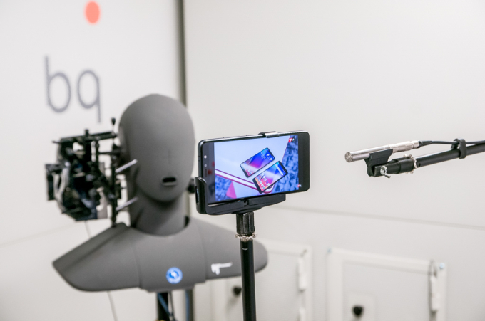 &Acirc;m thanh của loa ngo&agrave;i điện thoại Vsmart khi chơi một video clip được thu lại bởi hệ thống thu &acirc;m chuẩn v&agrave; sau đ&oacute; so s&aacute;nh lại với một hệ thống loa tham chiếu.