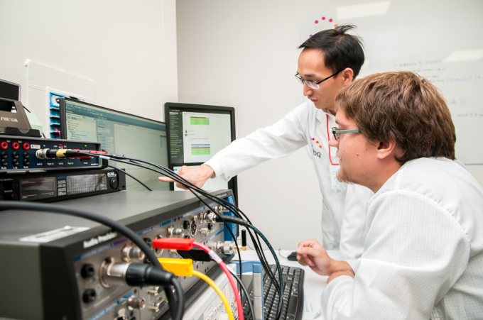 Chuy&ecirc;n gia của BQ v&agrave; VinSmart trao đổi về c&aacute;c đặc tuyến &acirc;m thanh của điện thoại Vsmart tại lab audio của BQ.