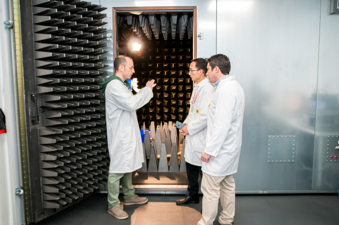 Đối với một chiếc điện thoại th&igrave; c&acirc;n bằng giữa chất lượng t&iacute;n hiệu v&agrave; đảm bảo độ an to&agrave;n về bức xạ s&oacute;ng radio đối với người d&ugrave;ng lu&ocirc;n l&agrave; một vấn đề quan trọng h&agrave;ng đầu. Để đảm bảo điều n&agrave;y, VinSmart đ&atilde; kiểm định những chiếc điện thoại của m&igrave;nh tại ph&ograve;ng &ldquo;chamber&rdquo; - c&aacute;ch ly điện từ tối t&acirc;n của BQ với h&agrave;ng loạt b&agrave;i test kh&aacute;c nhau.