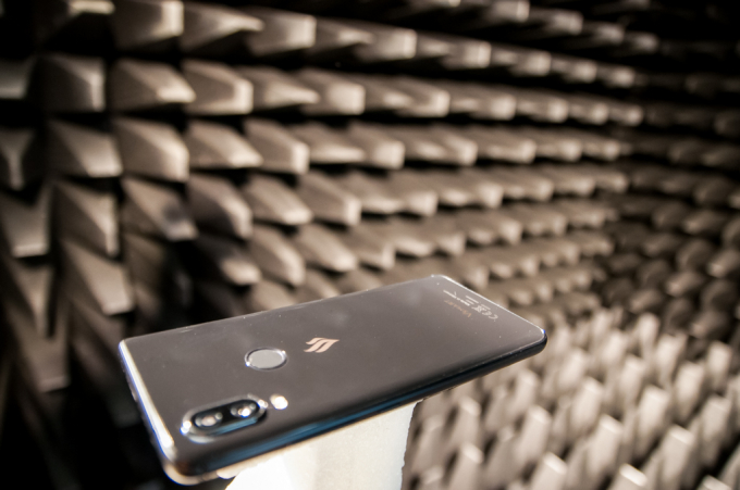 Những chiếc điện thoại Vsmart sẽ được đưa v&agrave;o ph&ograve;ng c&aacute;ch ly điện từ để đo t&iacute;n hiệu v&agrave; bức xạ điện từ. M&aacute;y cũng sẽ được gắn l&ecirc;n m&ocirc; h&igrave;nh giả lập cuộc gọi &aacute;p v&agrave;o tai người để đo mức ảnh hưởng của s&oacute;ng điện thoại l&ecirc;n người d&ugrave;ng.  B&ecirc;n cạnh độ bền cơ kh&iacute; v&agrave; c&aacute;c t&iacute;nh năng điện tử, những chiếc điện thoại Vsmart c&ograve;n được &ldquo;soi&rdquo; tỉ mỉ từ trong ra ngo&agrave;i dưới hệ thống hiển vi quang học điện tử tại lab BQ. Bảng mạch in được soi kỹ từng micromet tr&ecirc;n m&aacute;y hiển vi điện tử hiện đại để đảm bảo chất lượng tốt nhất cho từng mối h&agrave;n, từng ch&acirc;n linh kiện, nhằm đảm bảo tuổi thọ bền l&acirc;u cho điện thoại Vsmart.