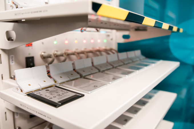 Hệ thống pin của điện thoại Vsmart được kiểm nghiệm rất khắt khe theo ti&ecirc;u chuẩn cao nhất của ch&acirc;u &Acirc;u. Mỗi l&ocirc; pin của điện thoại Vsmart được lấy mẫu ngẫu nhi&ecirc;n h&agrave;ng trăm chiếc tại nh&agrave; m&aacute;y Vsmart v&agrave; gửi sang lab BQ tại T&acirc;y Ban Nha. Tại đ&acirc;y, c&aacute;c mẫu pin n&agrave;y được kiểm tra gắt gao với h&agrave;ng ngh&igrave;n lần sạc-xả với c&aacute;c cường độ d&ograve;ng điện v&agrave; nhiệt độ m&ocirc;i trường kh&aacute;c nhau.