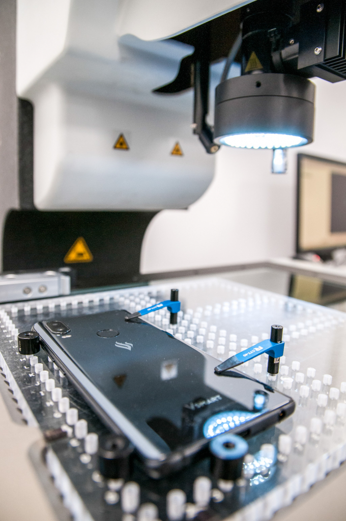 Theo th&ocirc;ng tin từ VinSmart, những mẫu điện thoại Vsmart phải trải qua gần 2.500 b&agrave;i kiểm tra tại ph&ograve;ng th&iacute; nghiệm v&agrave; kiểm định của BQ ở T&acirc;y Ban Nha, gồm 400 b&agrave;i kiểm tra về phần cứng, 60 b&agrave;i kiểm tra cơ kh&iacute; v&agrave; 2.000 b&agrave;i kiểm tra phần mềm. Ngo&agrave;i ra, c&ograve;n c&oacute; 18 kh&acirc;u kiểm tra chất lượng tr&ecirc;n d&acirc;y chuyền sản xuất tại nh&agrave; m&aacute;y, đảm bảo giảm thiểu tới mức thấp nhất tỷ lệ sản phẩm lỗi. Đ&acirc;y l&agrave; l&yacute; do để Vsmart tự tin xuất khẩu thẳng sản phẩm của m&igrave;nh sang ch&acirc;u &Acirc;u nổi tiếng kh&oacute; t&iacute;nh thay v&igrave; lựa chọn c&aacute;c thị trường kh&aacute;c &ldquo;dễ thở&rdquo; hơn.