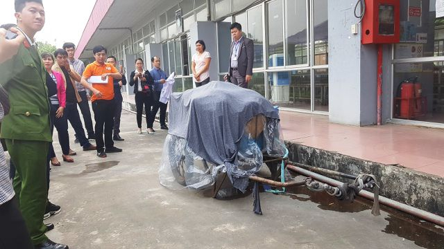 Hơn 1.200 c&ocirc;ng nh&acirc;n bỏ ăn tập thể v&igrave; nghi nh&agrave; bếp d&ugrave;ng thực phẩm bẩn