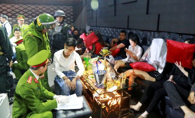 C&ocirc;ng an ập v&agrave;o qu&aacute;n bar Vegas bắt nhiều đối tượng t&agrave;ng trữ, sử dụng tr&aacute;i ph&eacute;p chất ma t&uacute;y